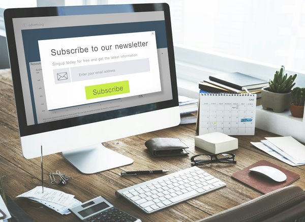 Quels sont les avantages de l'utilisation des newsletters dans une stratégie de marketing digital pour une entreprise de services?